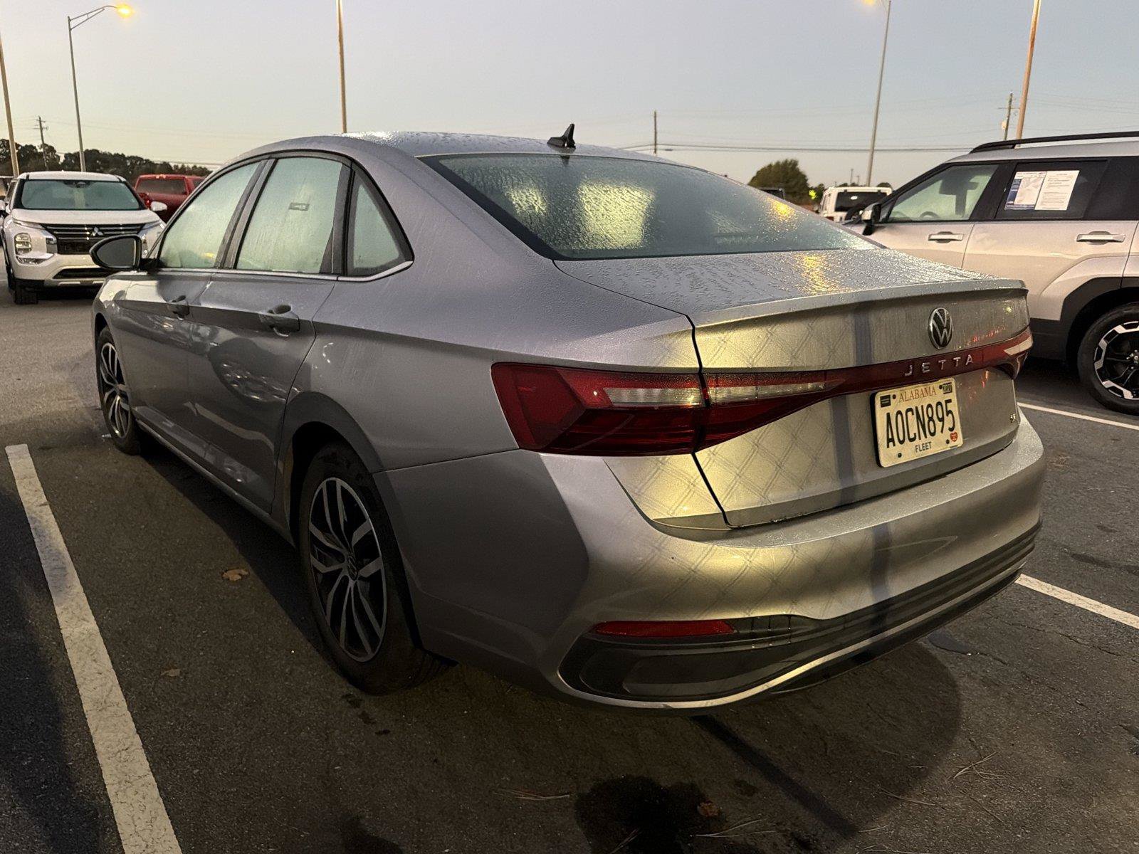 Used 2025 Volkswagen Jetta SE FWD image 6