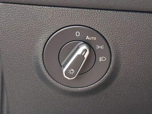 Used 2025 Volkswagen Taos SE AWD/4WD image 24