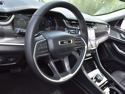 Used 2023 Jeep Grand Cherokee Limited w/ Luxury Tech Group II AWD/4WD image 10