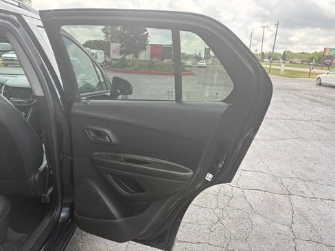 Used 2022 Chevrolet Trax LT w/ Premium Seat Package AWD/4WD image 15