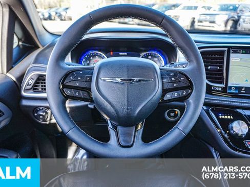 Used 2025 Chrysler Pacifica Limited image 30