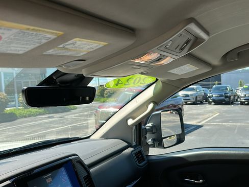 Used 2024 Nissan Titan SV w/ SV Convenience Package image 23