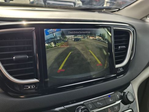 Used 2023 Chrysler Pacifica Touring-L image 32