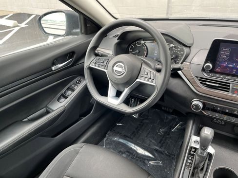 Used 2025 Nissan Altima 2.5 SV image 31