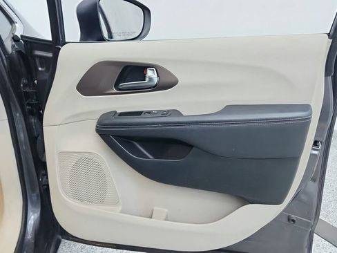 Used 2023 Chrysler Voyager LX image 33