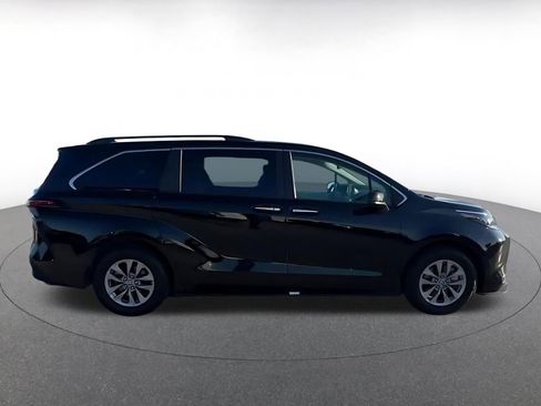 Used 2025 Toyota Sienna XLE image 14