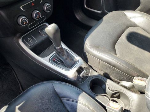 Used 2018 Jeep Compass Latitude FWD image 19
