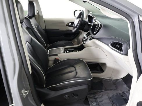 Used 2023 Chrysler Pacifica Limited image 35