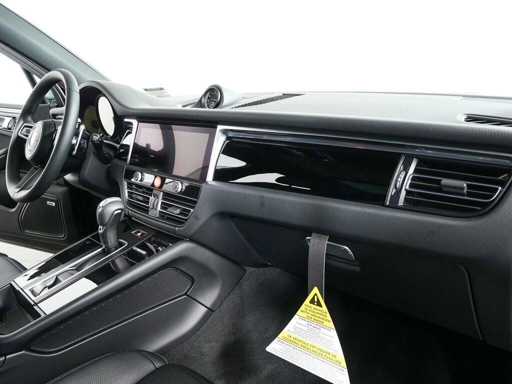 Certified 2026 Porsche Macan AWD/4WD image 25