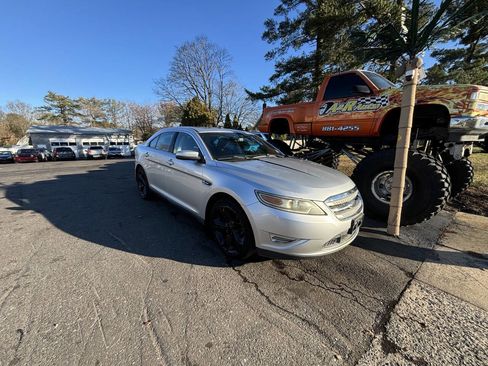 Used 2010 Ford Taurus SHO image 2