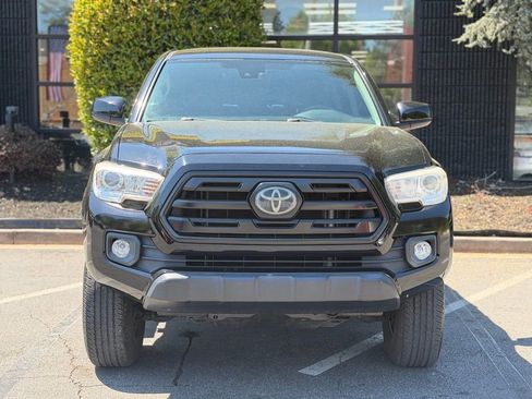 Used 2018 Toyota Tacoma SR image 3