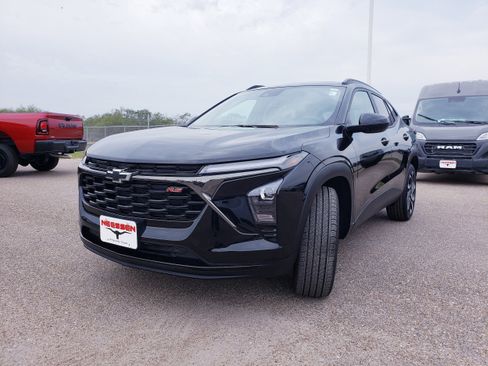 Used 2025 Chevrolet Trax RS w/ Sunroof Package image 3