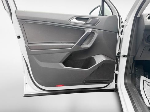 Used 2021 Volkswagen Tiguan SE image 12