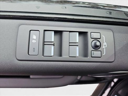 New 2025 Land Rover Discovery S image 30