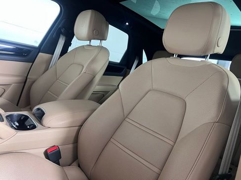 Certified 2023 Porsche Cayenne Platinum Edition image 5