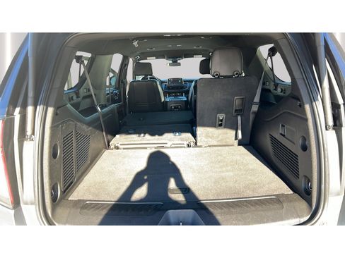Used 2022 Chevrolet Suburban LT RWD image 17