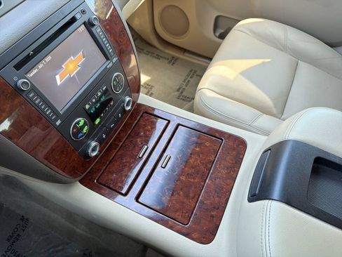 Used 2012 Chevrolet Suburban LTZ RWD image 17