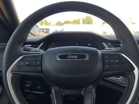 Used 2024 Jeep Grand Cherokee L Limited image 10