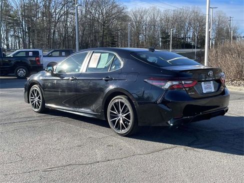 Used 2023 Toyota Camry SE image 3