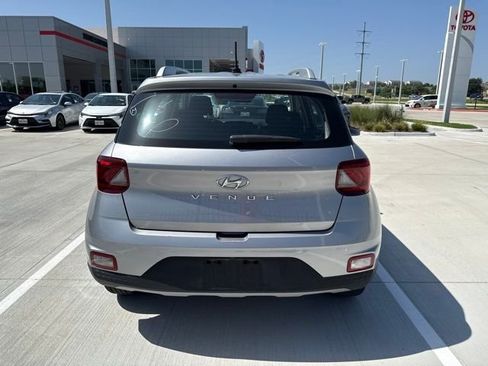 Used 2025 Hyundai Venue SEL FWD image 8