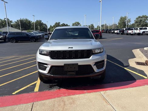 Used 2025 Jeep Grand Cherokee Altitude AWD/4WD image 2
