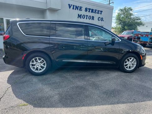 Used 2022 Chrysler Voyager LX image 4