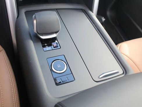 New 2026 Land Rover Discovery Limited Edition AWD/4WD image 15
