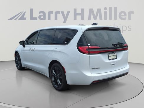 New 2026 Chrysler Pacifica Select FWD image 3