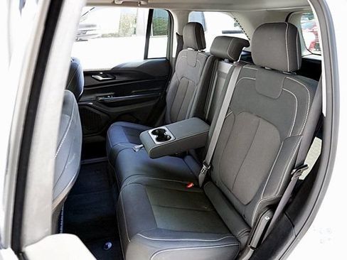 Certified 2023 Jeep Grand Cherokee Laredo RWD image 17