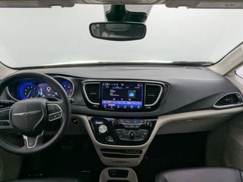 Used 2023 Chrysler Pacifica Touring-L FWD image 24