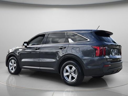 Used 2023 Kia Sorento LX image 8