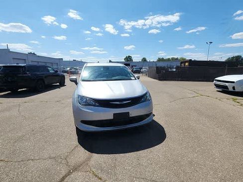 Certified 2023 Chrysler Voyager LX FWD image 4