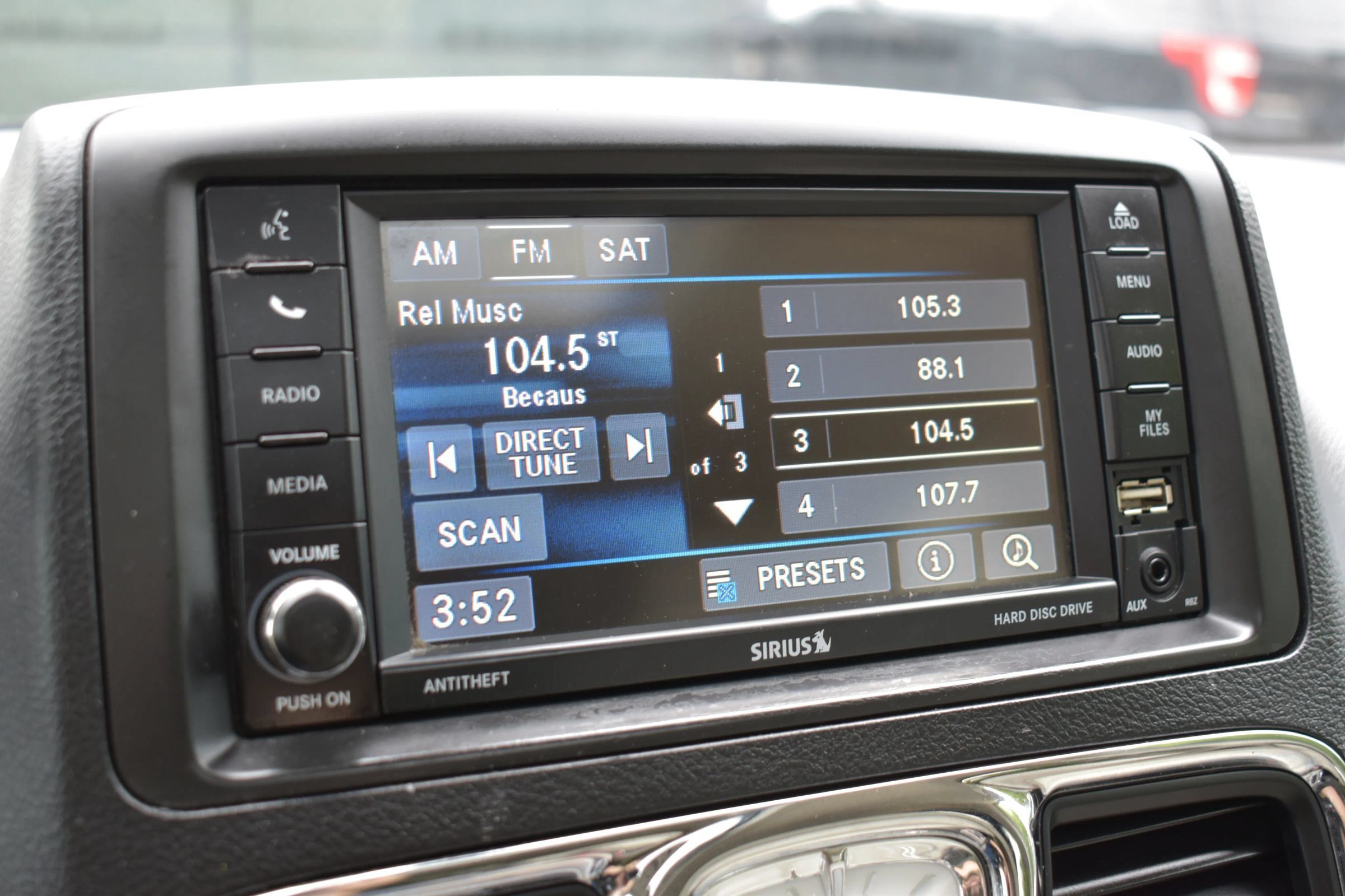 Used 2014 Chrysler Town & Country Limited w/ Luxury Group FWD image 24