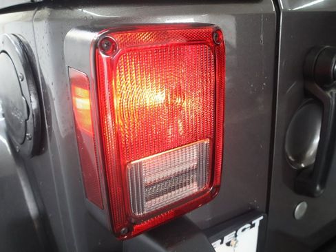 Used 2016 Jeep Wrangler Sahara image 25