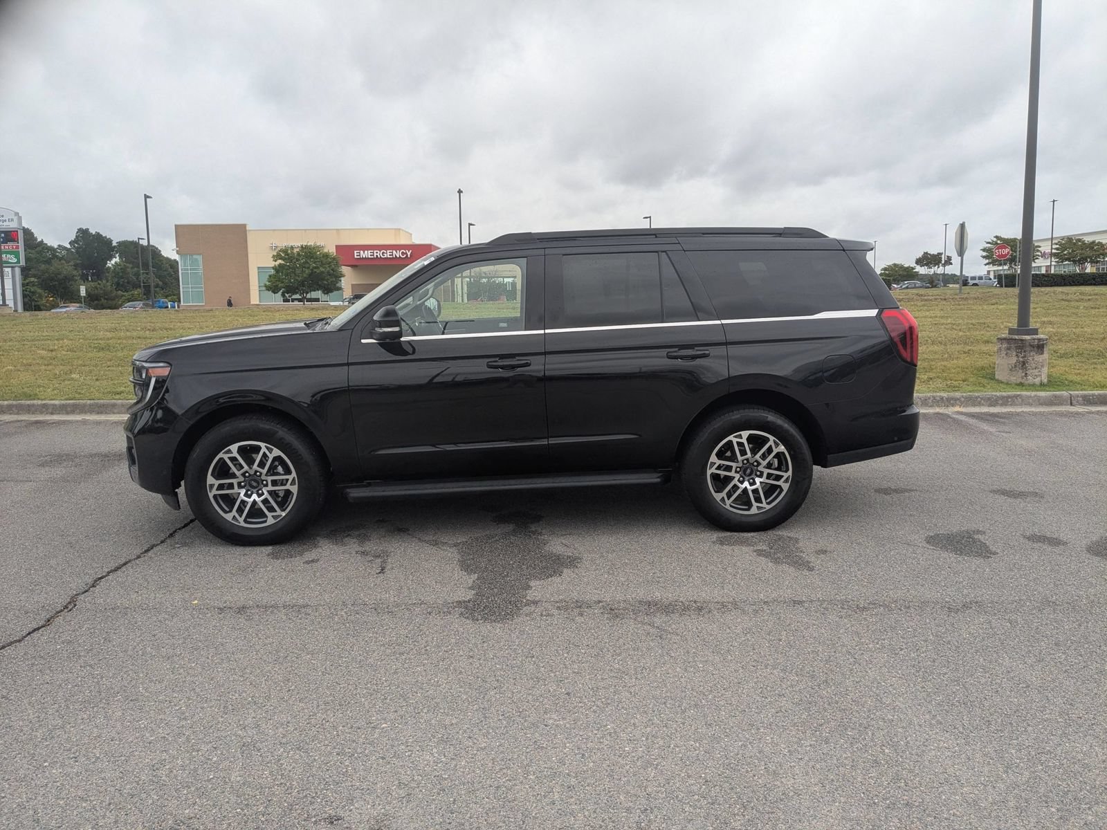 Used 2025 Ford Expedition Active RWD image 6