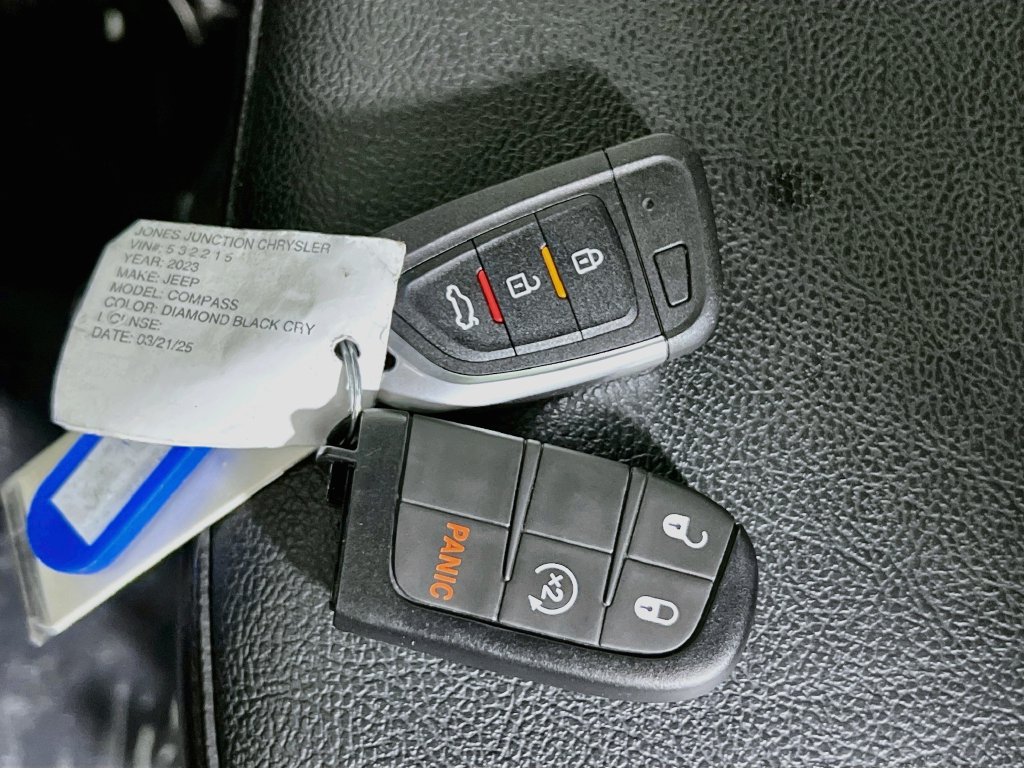 Used 2023 Jeep Compass Latitude AWD/4WD image 31