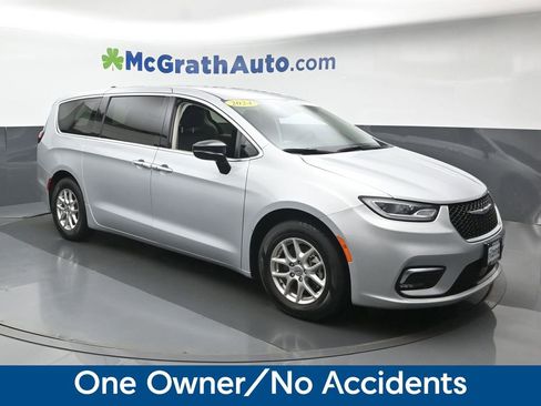 Used 2024 Chrysler Pacifica Touring-L image 2