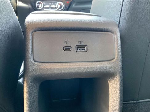 Used 2025 Chevrolet Trax LT FWD image 29