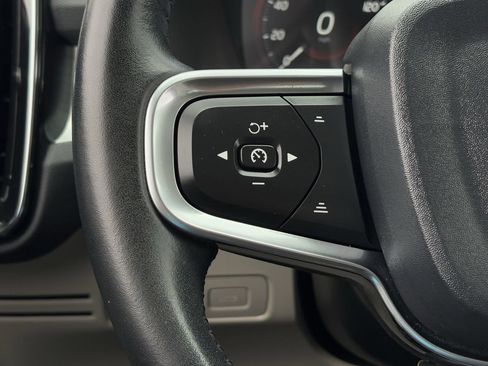 Used 2020 Volvo XC40 T5 Momentum w/ Protection Package Premier image 16