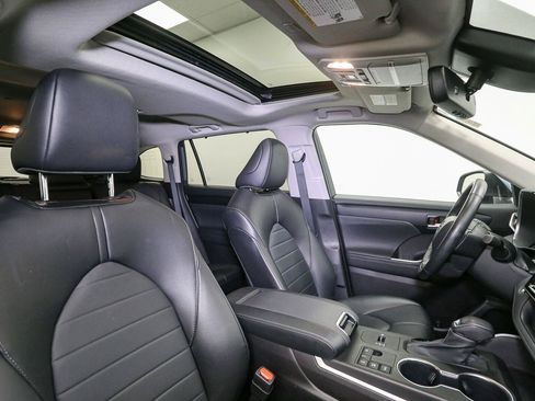 Used 2023 Toyota Highlander XLE AWD/4WD image 20