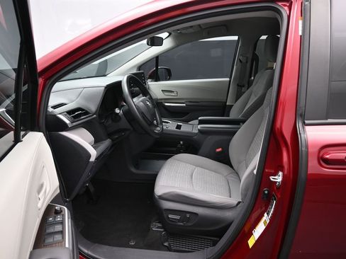 Certified 2022 Toyota Sienna LE FWD image 9