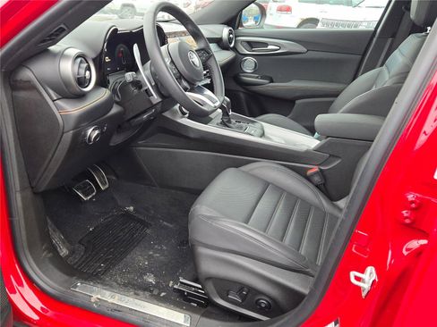 Used 2025 Alfa Romeo Tonale w/ Premium Package image 28