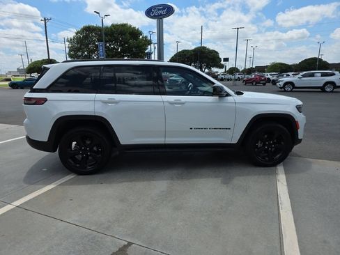Used 2023 Jeep Grand Cherokee Altitude AWD/4WD image 7