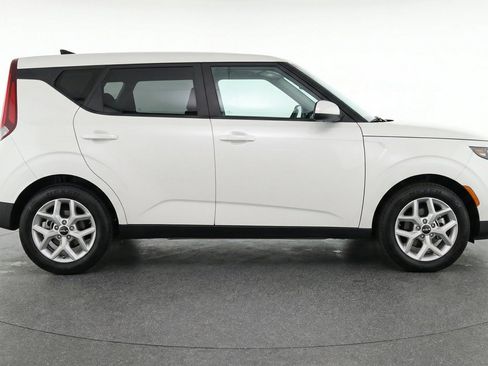 Used 2025 Kia Soul LX w/ LX Technology Package FWD image 11
