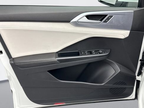 Used 2025 Volkswagen Taos SE image 9