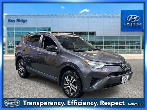 Used 2017 Toyota RAV4 LE AWD/4WD image 1