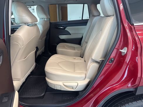 Used 2020 Toyota Highlander XLE image 12