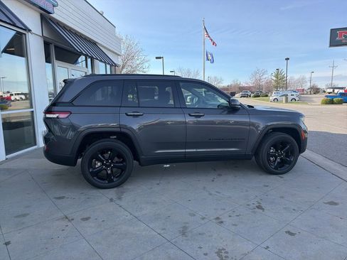 Used 2023 Jeep Grand Cherokee Altitude image 2