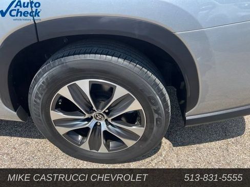Used 2023 Toyota Highlander XLE FWD image 5