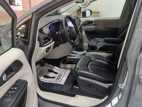Used 2023 Chrysler Pacifica Touring-L FWD image 20